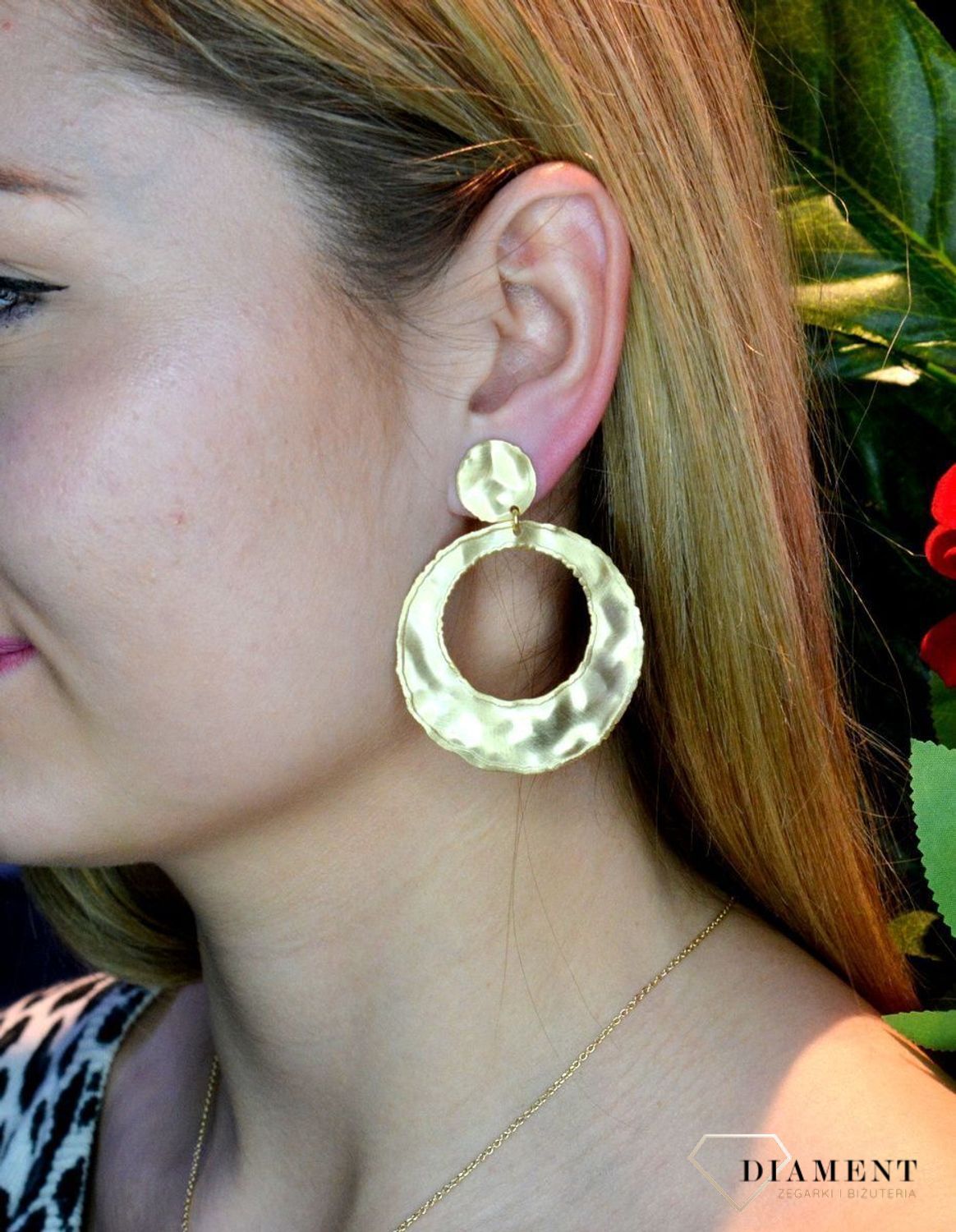 Kolczyki srebrne okrągłe gniecione blaszki pozłacane OR AQ H4180229. Srebrne kolczyki okrągłe w pozłoceniu żółtego złota to ponadczasowa biżuteria 💎. Biżuteria idealna na prezent 💎. Modne kolczyki blaszki gniecione są.jpg